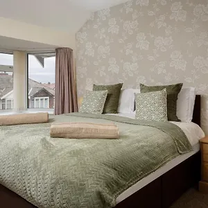Arnside - Spacious 10-bedroom Seaside Holiday home